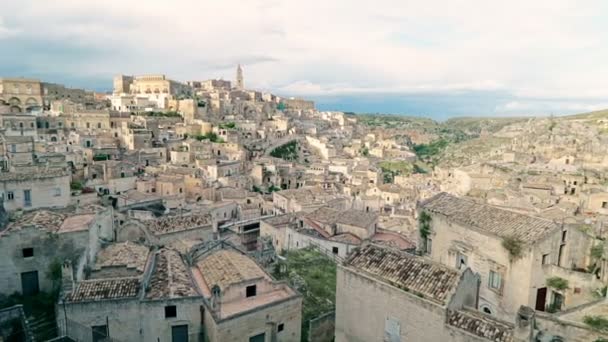 Panoramatický pohled typické kamenů (Sassi di Matera) a kostel Matera pod modrou oblohou, Matera v Itálii Unesco Evropské hlavní město kultury 2019 — Stock video