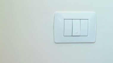 küçük çocuk çocuk parmağını küçük el, yeni nesil kavramı beyaz ışık anahtarla açma