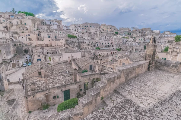 Vista panoramica dei Sassi di Matera di Matera sotto il cielo azzurro. Matera in Italia — Foto Stock