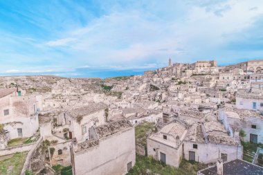 tipik ev taşlar (Sassi di Matera) ve kilise Matera mavi gökyüzünün altında. Matera İtalya