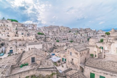 mavi gökyüzünün altında Matera (Sassi di Matera) taşlar tipik görünümü. Matera İtalya