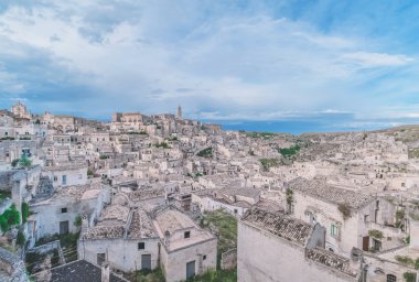 panoramik taşlar (Sassi di Matera) ve kilise Matera altında mavi