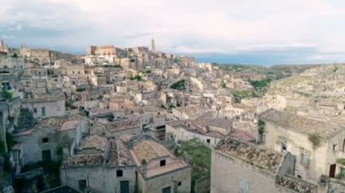 tipik görünümü kilise Matera mavi gökyüzü altında ve taşlar (Sassi di Matera)