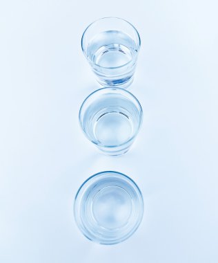 su, beslenme ve sağlık konsepti ile içecek gözlük görünümünün üst
