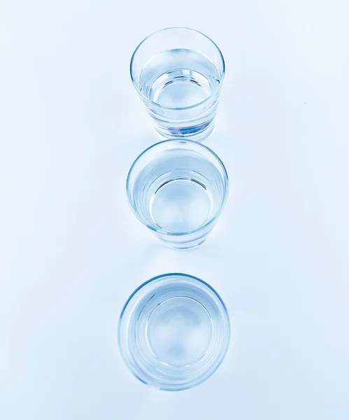 Vista dall'alto di bicchieri da bere con acqua, nutrizione e concetto di assistenza sanitaria — Foto Stock