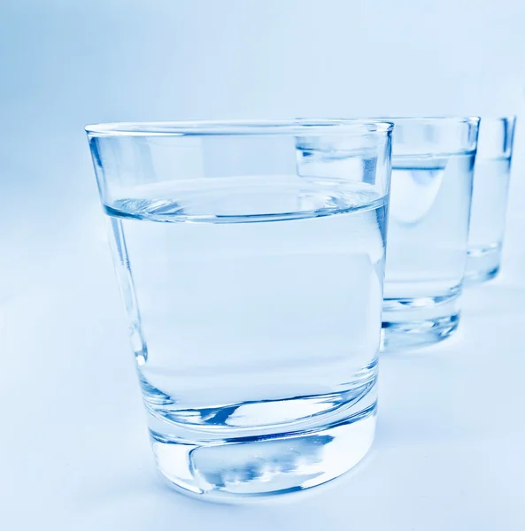 Tres vasos de beber con agua, nutrición y concepto de atención sanitaria —  Fotos de Stock