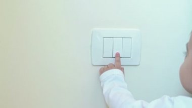 sevimli küçük çocuk çocuk parmağını küçük el, yeni nesil kavramı beyaz ışık anahtarla açma