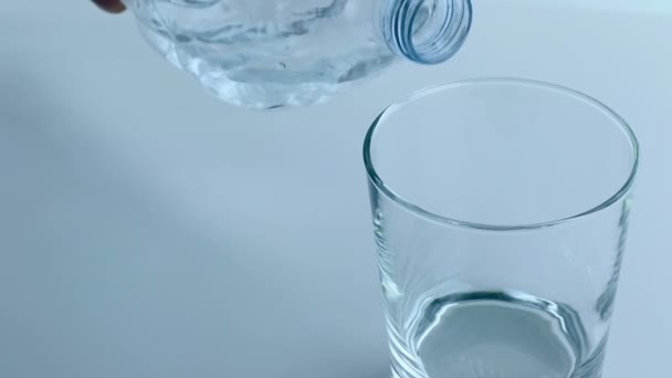 remplissage d'un verre avec de l'eau à travers la bouteille, concept nutritionnel 