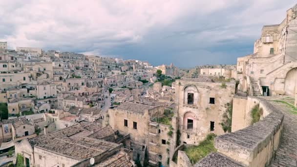 Panoramisch uitzicht op typische stenen (Sassi di Matera) en kerk van Matera onder blauwe lucht. Matera in Italië Unesco Europees kapitaal van cultuur 2019 — Stockvideo