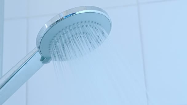 Baño ducha de mano con chorro de agua — Vídeo de stock