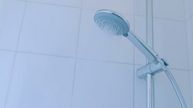banyo el duş su akışı ile