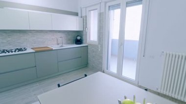 Paslanmaz çelik aletleri ve friut elma bir lüks ev tablo ile modern, parlak, temiz, mutfak iç