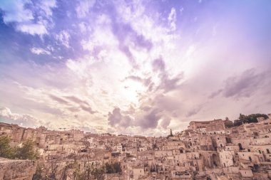 günbatımı gökyüzü altında Matera (Sassi di Matera) taşlar tipik görünümü. Matera İtalya