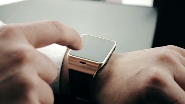 Hombre de negocios utilizando su aplicación smartwatch en la oficina — Vídeos de Stock