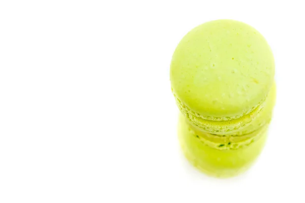 Arriba de la vista de tres macaron apilados pastel verde aislado sobre fondo blanco, postre dulce maccarone — Foto de Stock