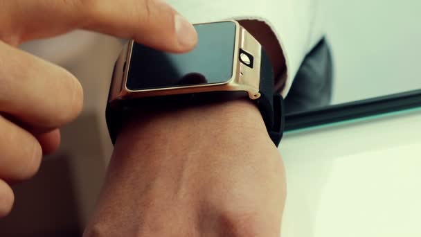 homme d'affaires utilisant son application smartwatch dans le bureau 