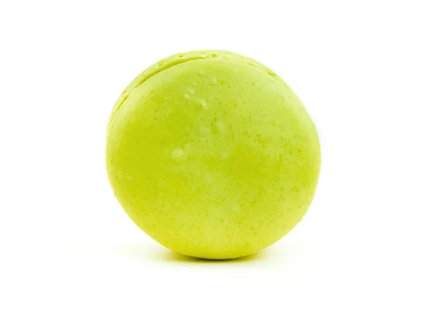 Green cake macaron isolated on white background, maccarone sweet dessert — Stock Photo, Image