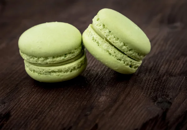 Grüne Torte Macaron auf Holzhintergrund, süßes Dessert Maccarone — Stockfoto