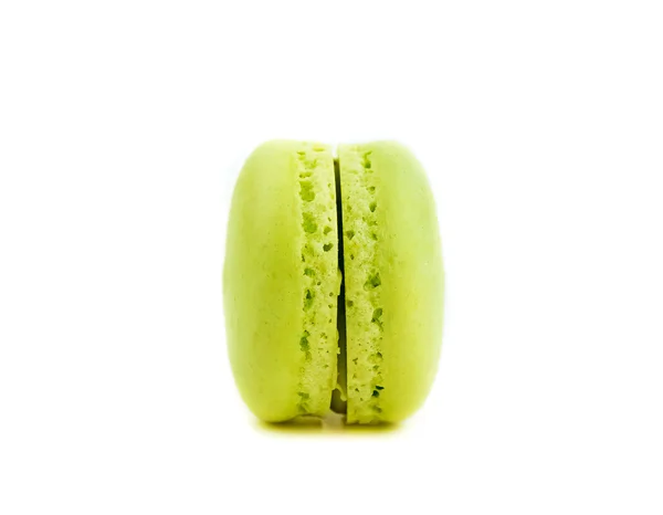 Pastel verde macaron aislado sobre fondo blanco, maccarone postre dulce — Foto de Stock