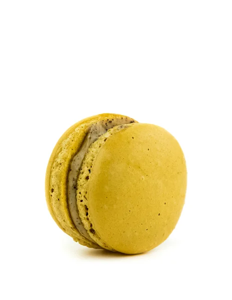 Pastel marrón y chocolate macaron aislado sobre fondo blanco, postre dulce maccarone — Foto de Stock