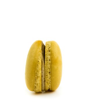 kahverengi ve çikolatalı pasta macaron beyaz arka planda, maccarone tatlı tatlı