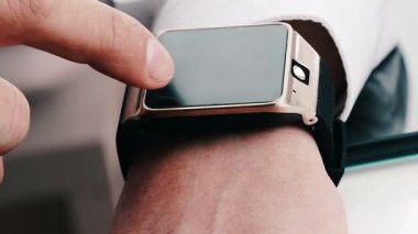 adam onun smartwatch app kullanma office, yeni teknoloji kavramı