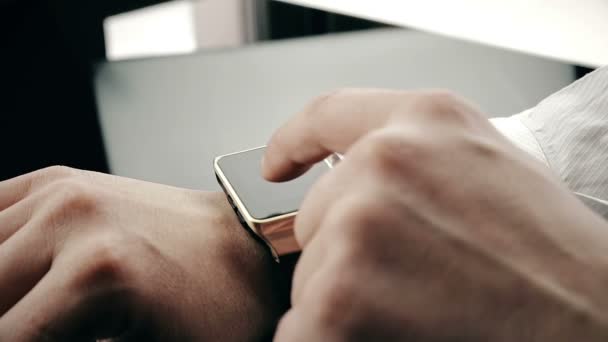 homme utilisant son application smartwatch dans le bureau 