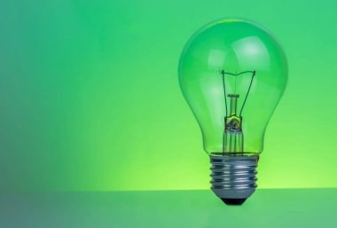 Retro vintage ampul ile yeşil zemin üzerine