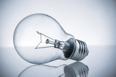 Retro vintage ampul ile beyaz arka plan üzerinde