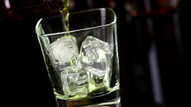 ahşap masa, görünümü üst üzerinde bardakta viski buz küpleri ile dökme barmen