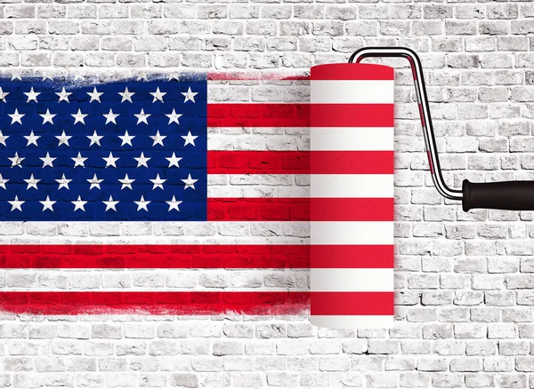 Rolle zum Malen auf weiße Ziegelwand mit amerikanischer US-Flagge, Wand mit tropfender Farbe — Stockfoto
