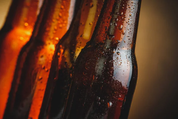 Primer plano de las botellas de cerveza fría fresca con gotas y tapón —  Fotos de Stock