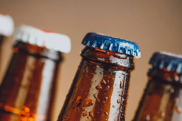 Крупним планом свіжі пляшки з холодного пива з краплями і пробкою — стокове фото