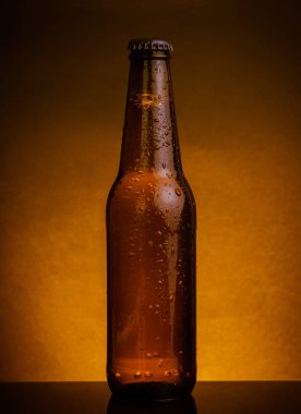 taze soğuk bira bira şişesiyle damla ve stoper 