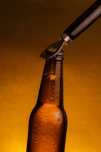 Frisches kaltes Bier Ale Flasche mit Tropfen und Stopfen geöffnet mit Flaschenöffner — Stockfoto