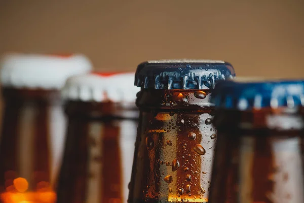 Detail z čerstvé vychlazené pivo pivo lahví s kapkami a zaměření na zátky — Stock fotografie