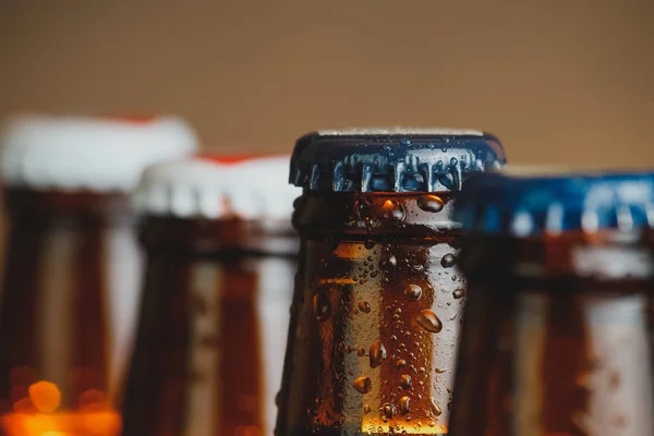 Primer plano de las botellas de cerveza fría fresca con gotas y se centran en el tapón —  Fotos de Stock