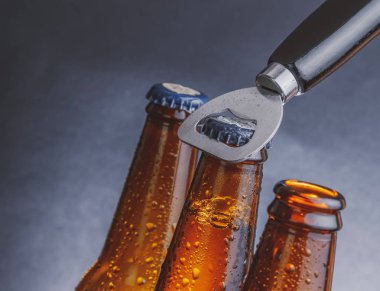 damla ve stoper ile üç taze soğuk bira bira şişe şişe açacağı ile açın