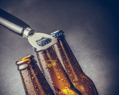 damla ve stoper ile üç taze soğuk bira bira şişe şişe açacağı ile açın