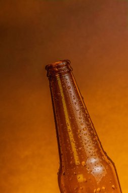 damla tıpa bira cap olmadan taze soğuk bira bira şişesiyle