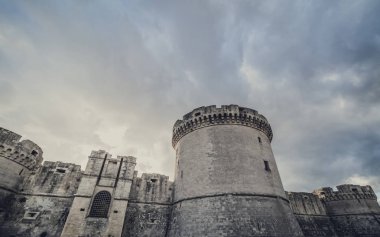gizem kale Matera İtalya karanlık korkutucu bulutlu gökyüzü altında Ortaçağ eski kulenin kalıntıları
