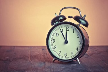 Bu on iki saat yönünde zaten, öğle yemeği için vintage eski siyah metalik çalar saat uyanma zamanı