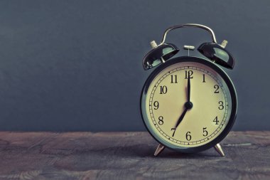 Bu saat 7'de zaten, kahvaltıda, vintage eski siyah metalik çalar saat uyanma zamanı