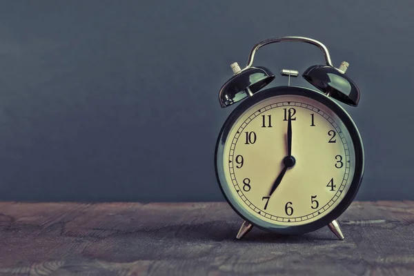 그것의 7 시 이미, 아침 식사, 빈티지 오래 된 검은 금속 알람 시계를 시간 — 스톡 사진