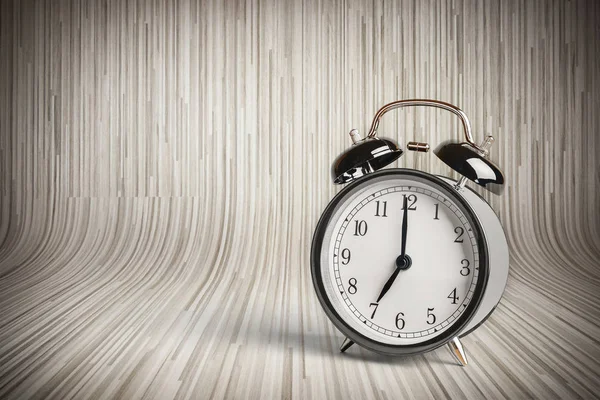 Já são sete horas, hora de acordar para o café da manhã, vintage velho relógio de alarme metálico preto — Fotografia de Stock