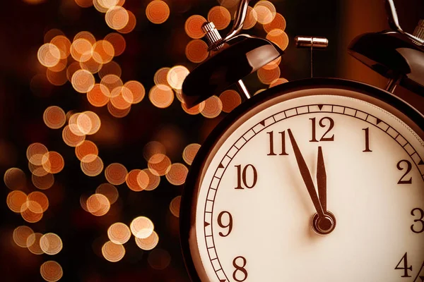 Reloj despertador vintage está mostrando mediodía o medianoche. Son las doce, navidad y bokeh, vacaciones feliz año nuevo concepto festivo —  Fotos de Stock