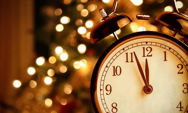 Reloj despertador vintage está mostrando la medianoche. Son las doce, navidad y bokeh, vacaciones feliz año nuevo concepto festivo —  Fotos de Stock