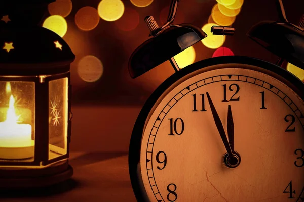 Ρετρό ρολόι ξυπνητήρι δείχνει τα μεσάνυχτα. Είναι δώδεκα η ώρα, Χριστούγεννα και bokeh, ευτυχισμένο το νέο έτος διακοπές εορταστικές έννοια — Φωτογραφία Αρχείου