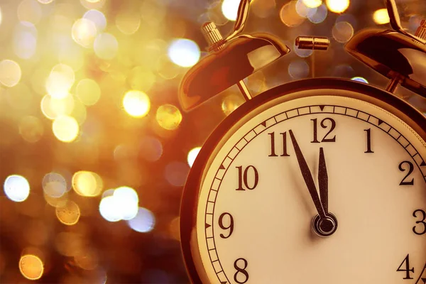 Reloj despertador vintage está mostrando la medianoche. Son las doce, navidad y bokeh, vacaciones feliz año nuevo concepto festivo —  Fotos de Stock