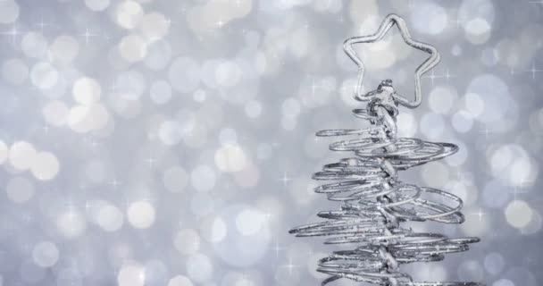 Metallizzato moderno albero di Natale su sfondo bokeh luce tinta argento — Video Stock